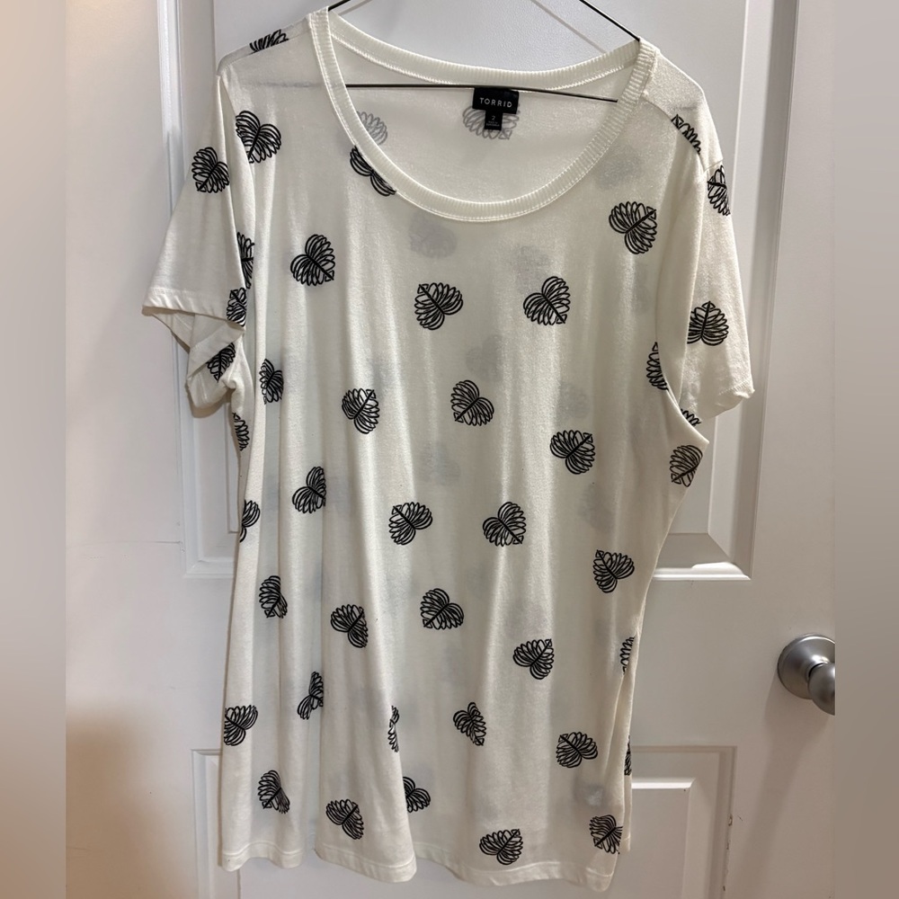 Torrid cream and Black heart Ribcage Patterned Short Sleeve Tee
